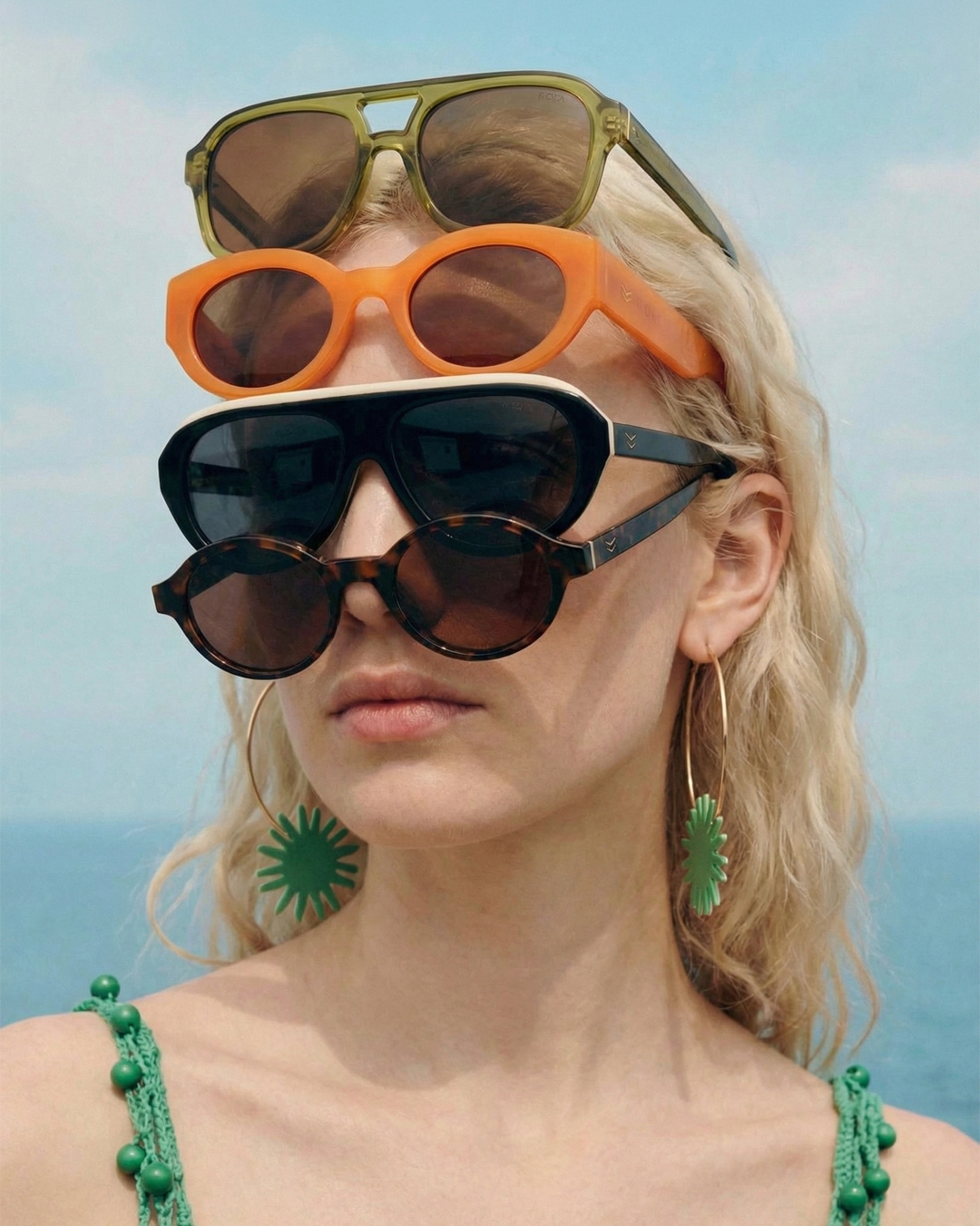 Playa y Nieve — retrato con colección de anteojos