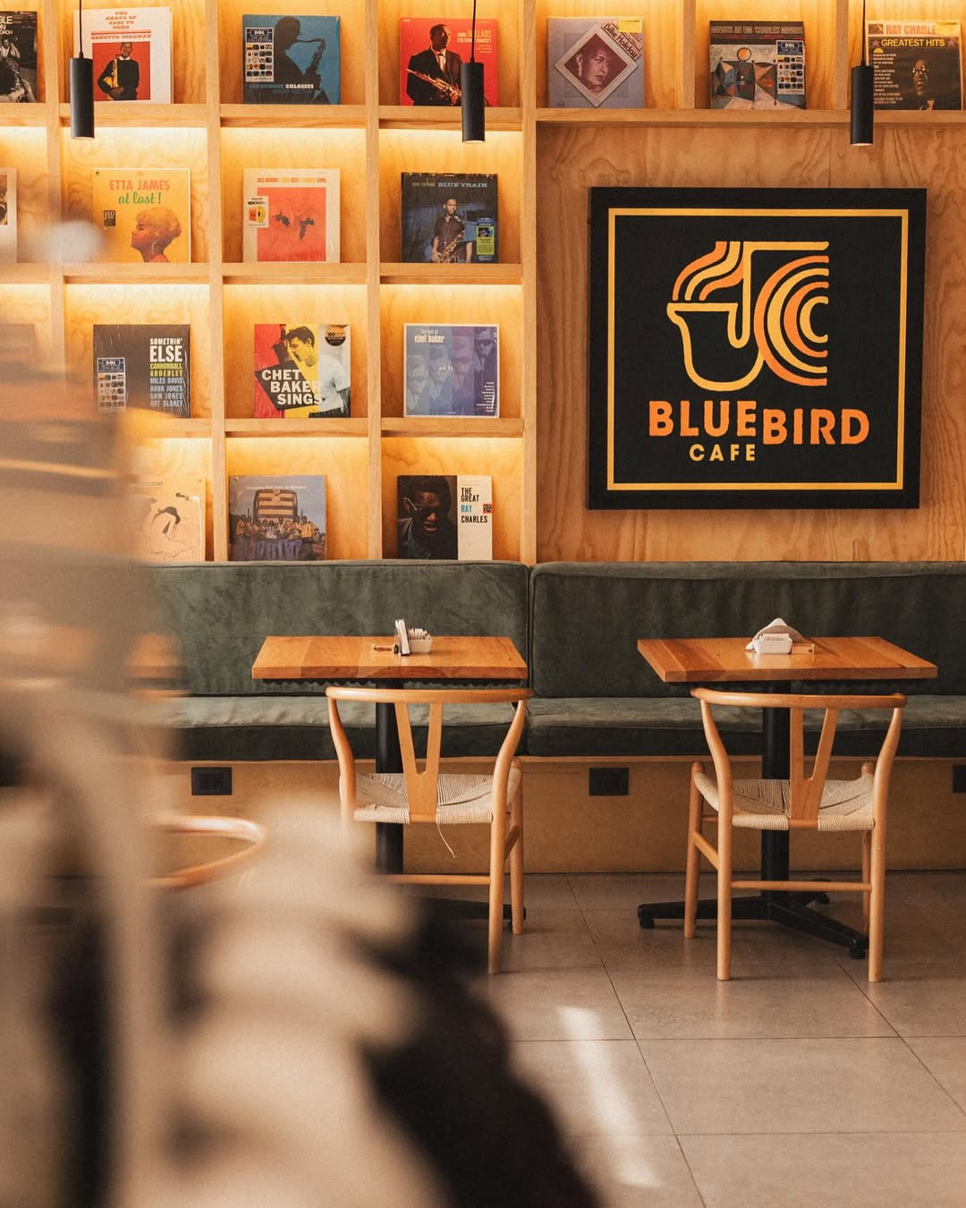 Bluebird Café — interior con muro de vinilos
