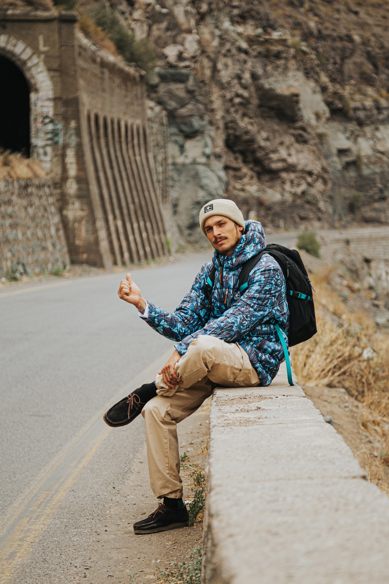 Kaya Unite — look outdoor en carretera