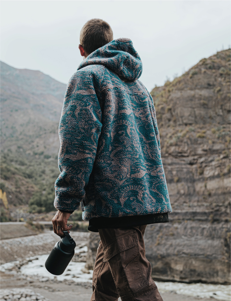 Kaya Unite — polar estampado junto al río