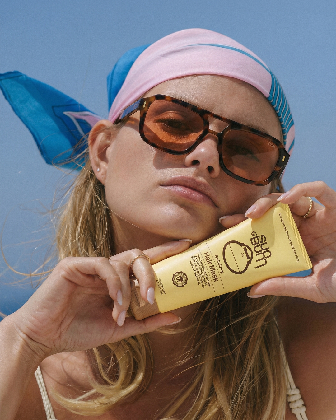 Playa y Nieve — Sun Bum hair mask con modelo