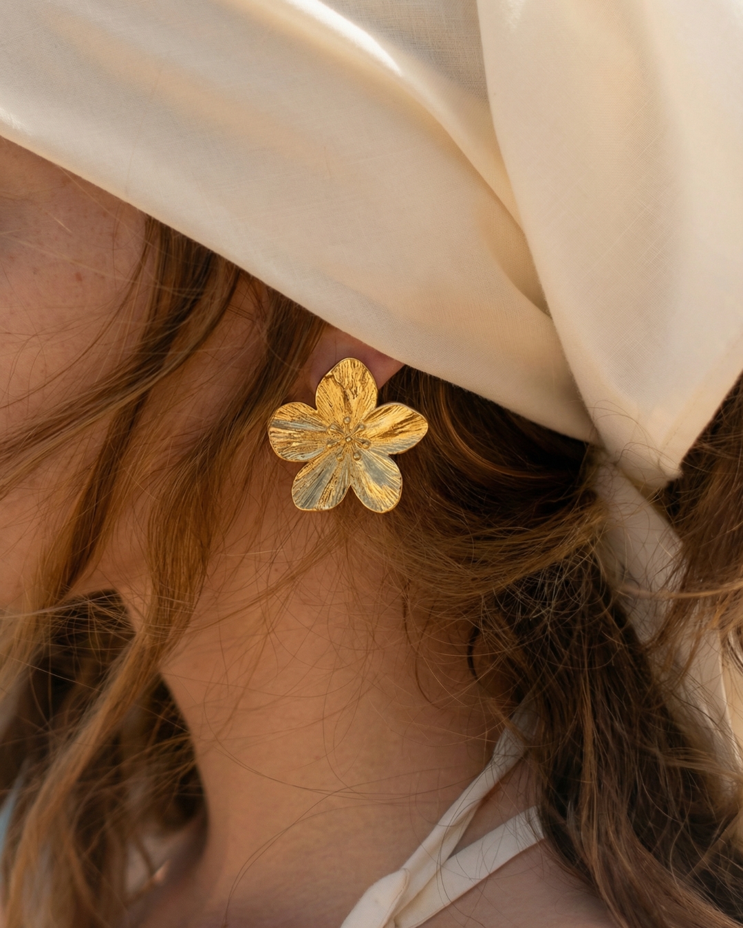 La Estantería — Aros de flor dorada