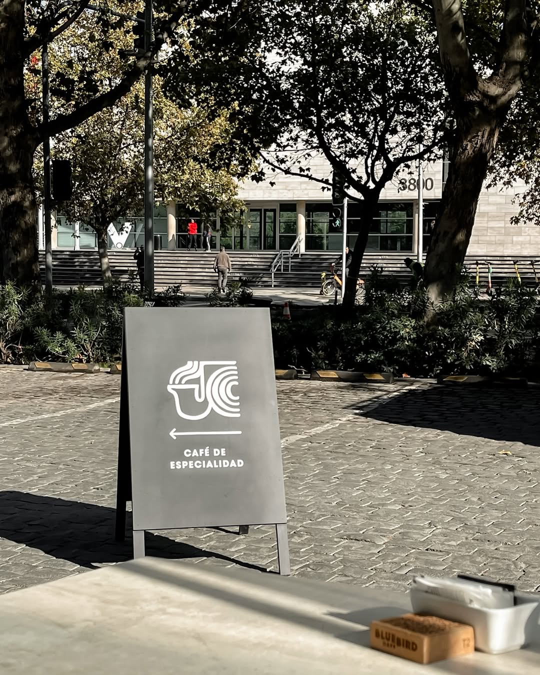 Bluebird Café — caballete exterior Café de Especialidad