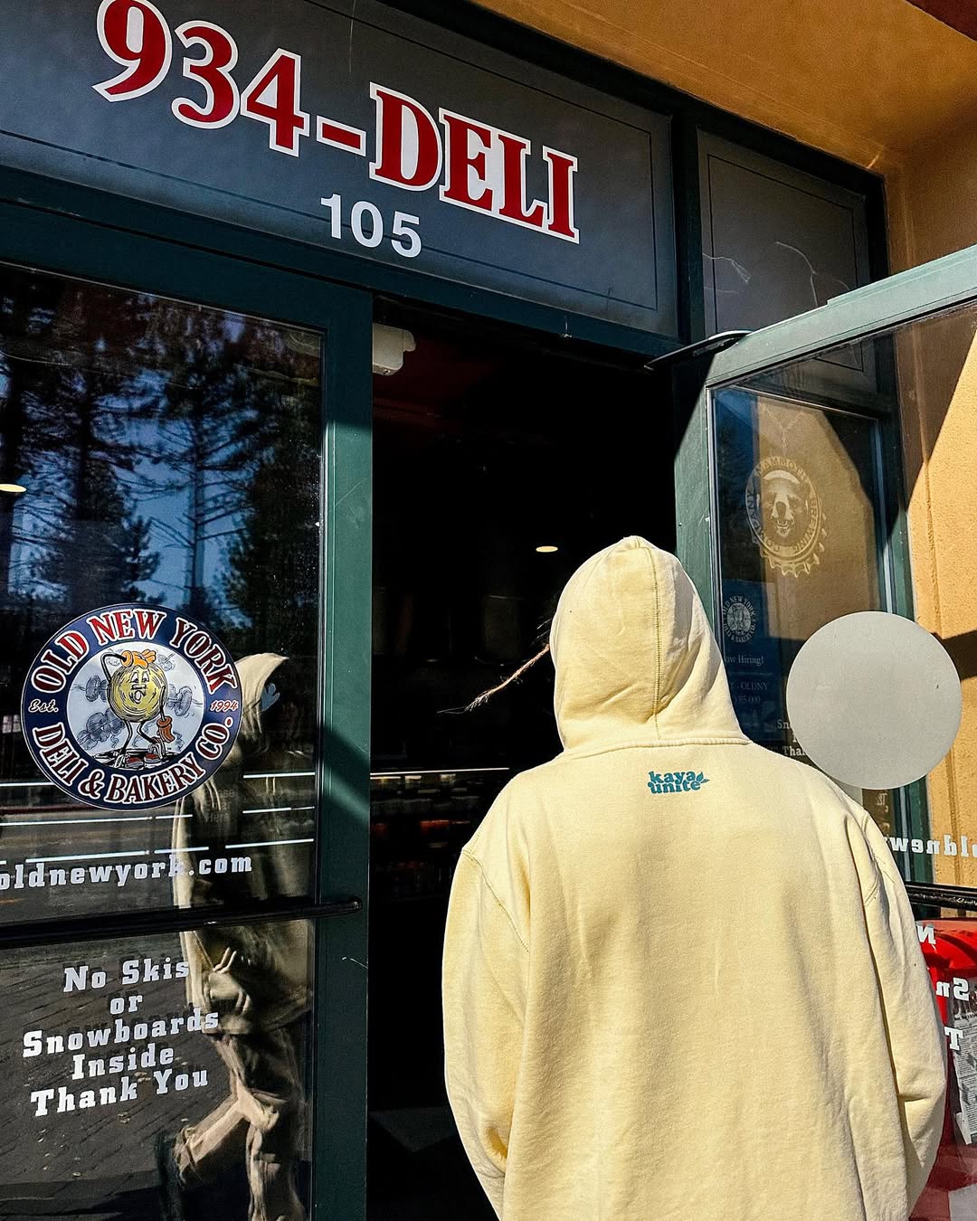Kaya Unite — hoodie frente a deli 934